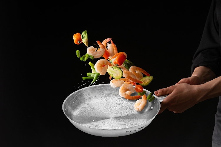 Nerezová oceľ v gastronómii: Výhody a nevýhody riadu z tohto materiálu v profesionálnych kuchyniach?